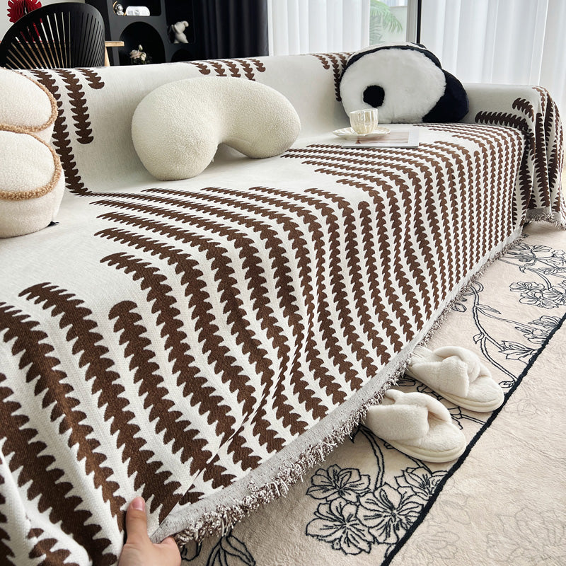 Vue latérale du jeté de canapé sur un mobilier moderne