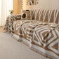 Motifs tribaux en relief sur un jeté de canapé beige