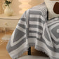 Motifs géométriques sur fond gris, style bohème