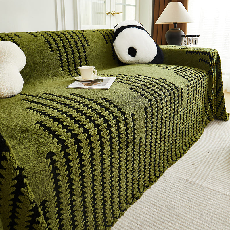 Jeté en chenille drapé élégamment sur un canapé moderne