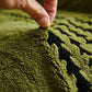 Jeté en chenille plié sur un canapé, ambiance cosy