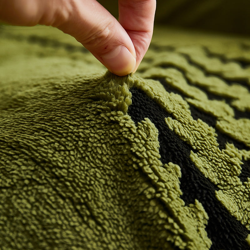 Jeté en chenille plié sur un canapé, ambiance cosy