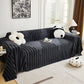 Jeté en chenille sur un canapé d'angle, style contemporain