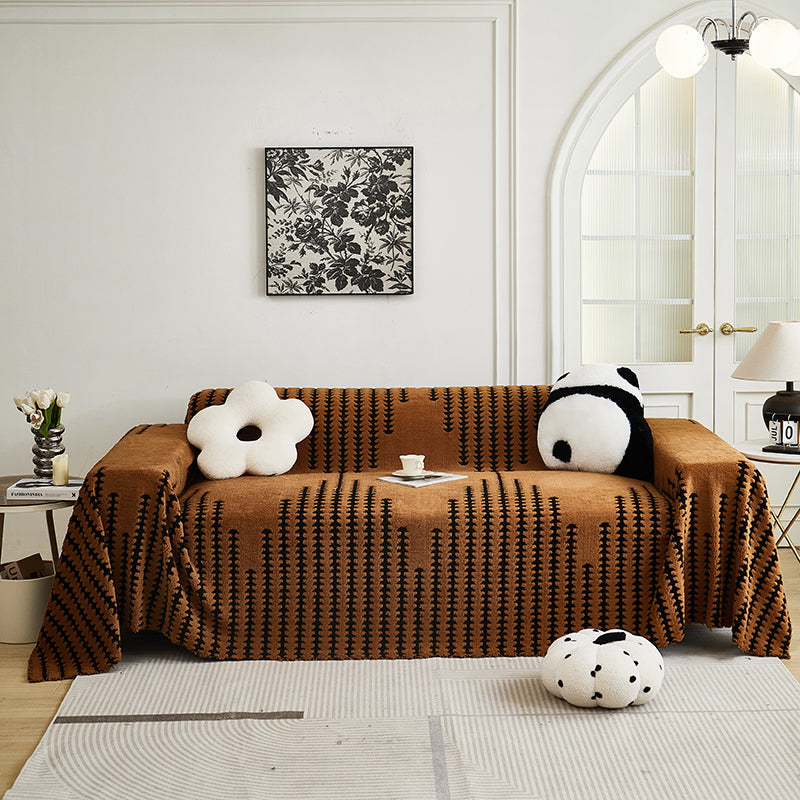 Jeté de canapé marron en chenille sur un canapé moderne