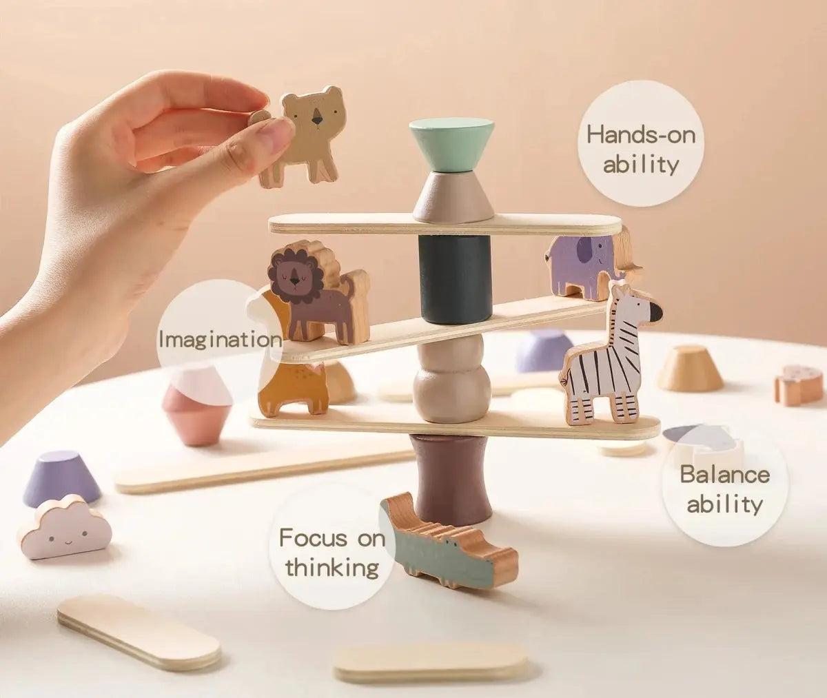 Enfants jouant avec des blocs animaux en bois sur une table