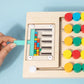 Enfant jouant avec un puzzle en bois coloré Montessori