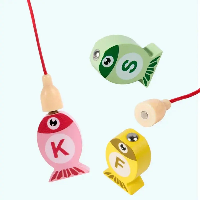 Enfant jouant avec un jeu de pêche en bois coloré