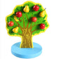Jeu en bois avec pommes et poires sur un arbre