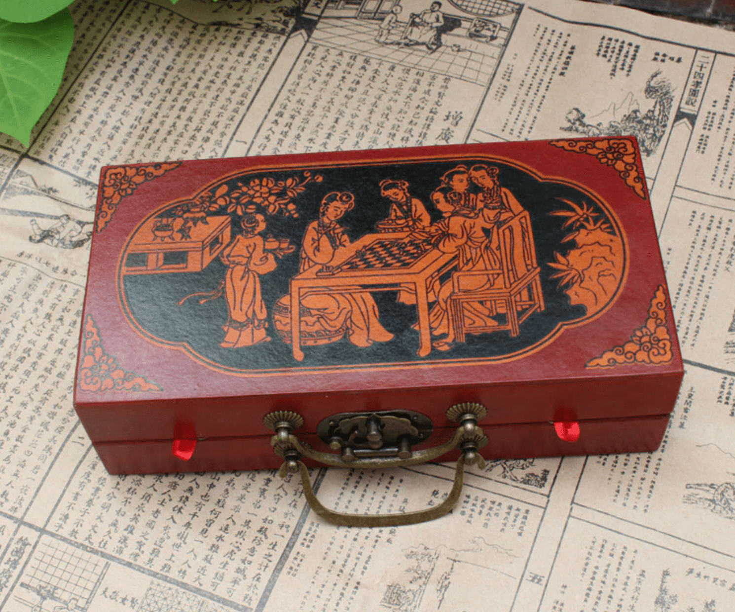 Vue d'ensemble du jeu d'échecs artisanal en bois