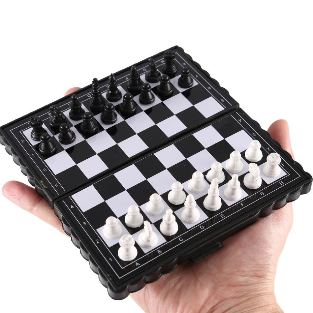 Jeu d'échecs compact ouvert avec pièces en place