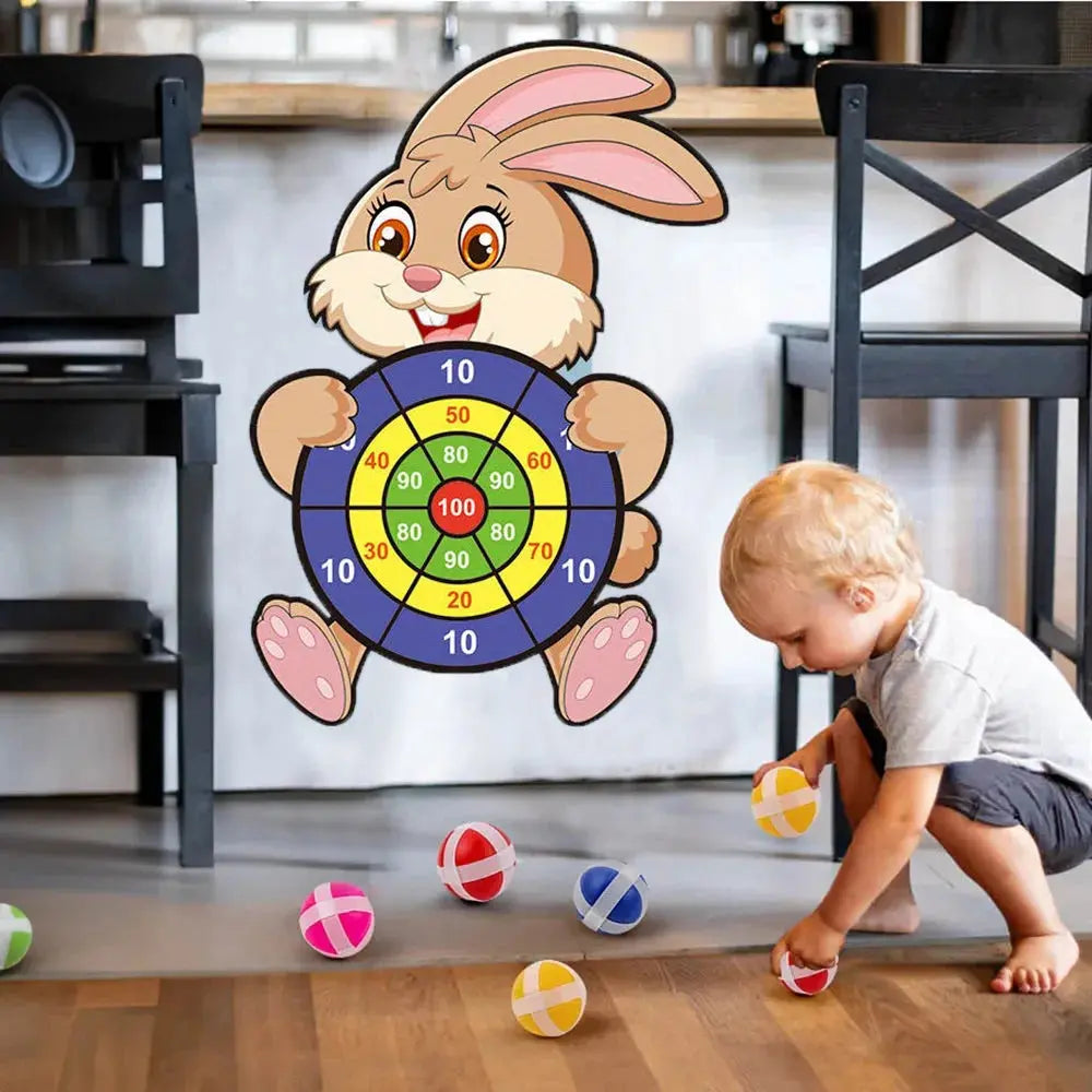 Enfant lançant une balle collante sur une cible colorée