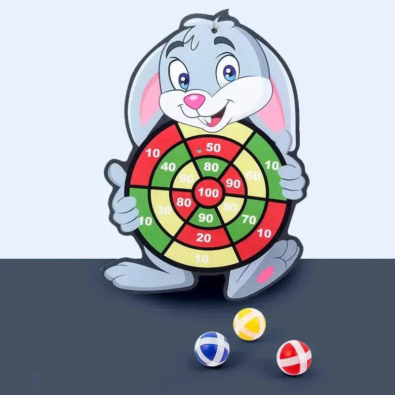 Jeu de cible installé dans un jardin pour enfants