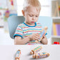 Main d'enfant manipulant un puzzle animal en bois