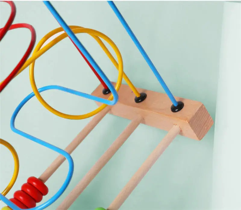 Enfant jouant avec un jouet Montessori en bois naturel