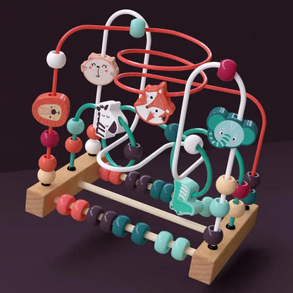 Enfant concentré manipulant les perles sur le labyrinthe