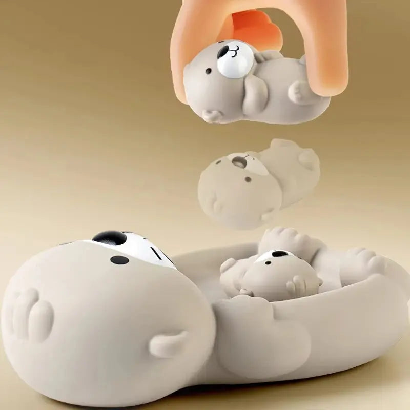Gros plan sur une loutre en silicone souple, jouet de bain