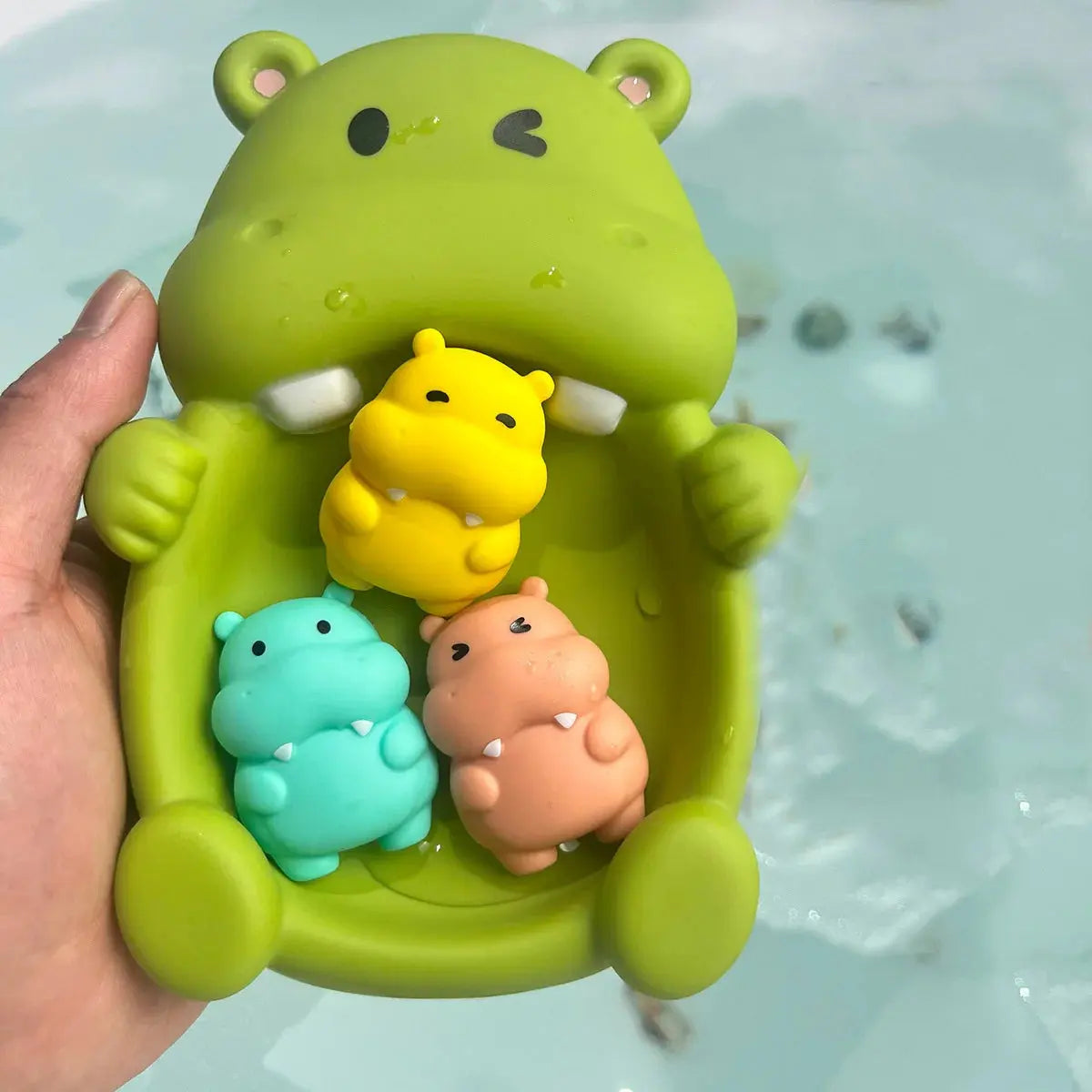 Loutre en silicone souple, vue de face, flottant sur l'eau
