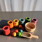 Vue rapprochée de poupées en bois avec boules assorties