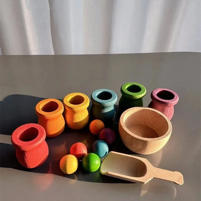 Vue rapprochée de poupées en bois avec boules assorties