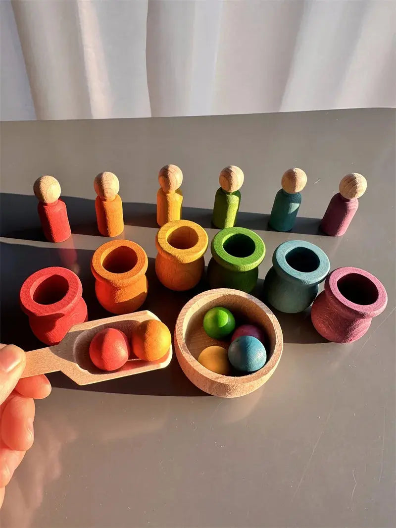 Plateau en bois avec pots et louches pour activité de tri