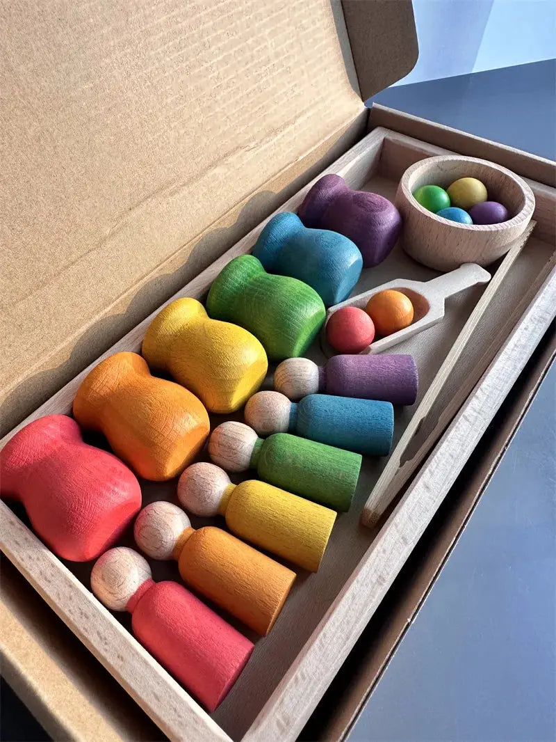 Poupées en bois pastel alignées sur un plateau de jeu
