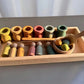 Enfant jouant avec des pièces en bois sur une table