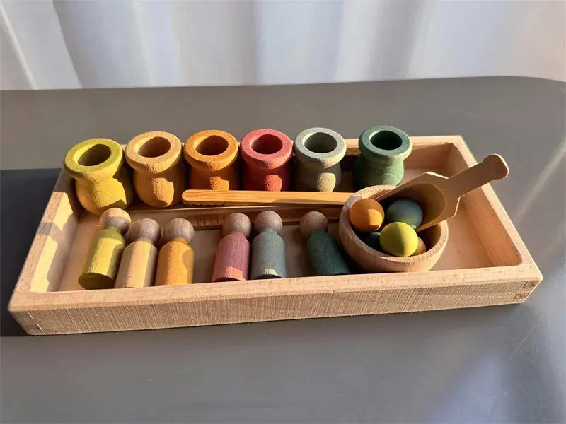 Enfant jouant avec des pièces en bois sur une table