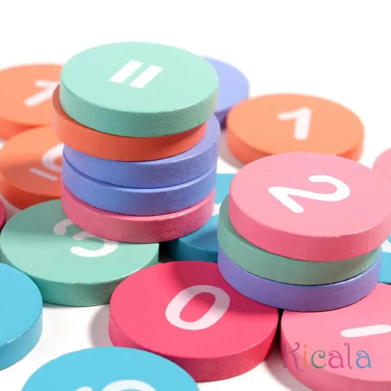 Vue rapprochée de pions en bois colorés pour exercices mathématiques