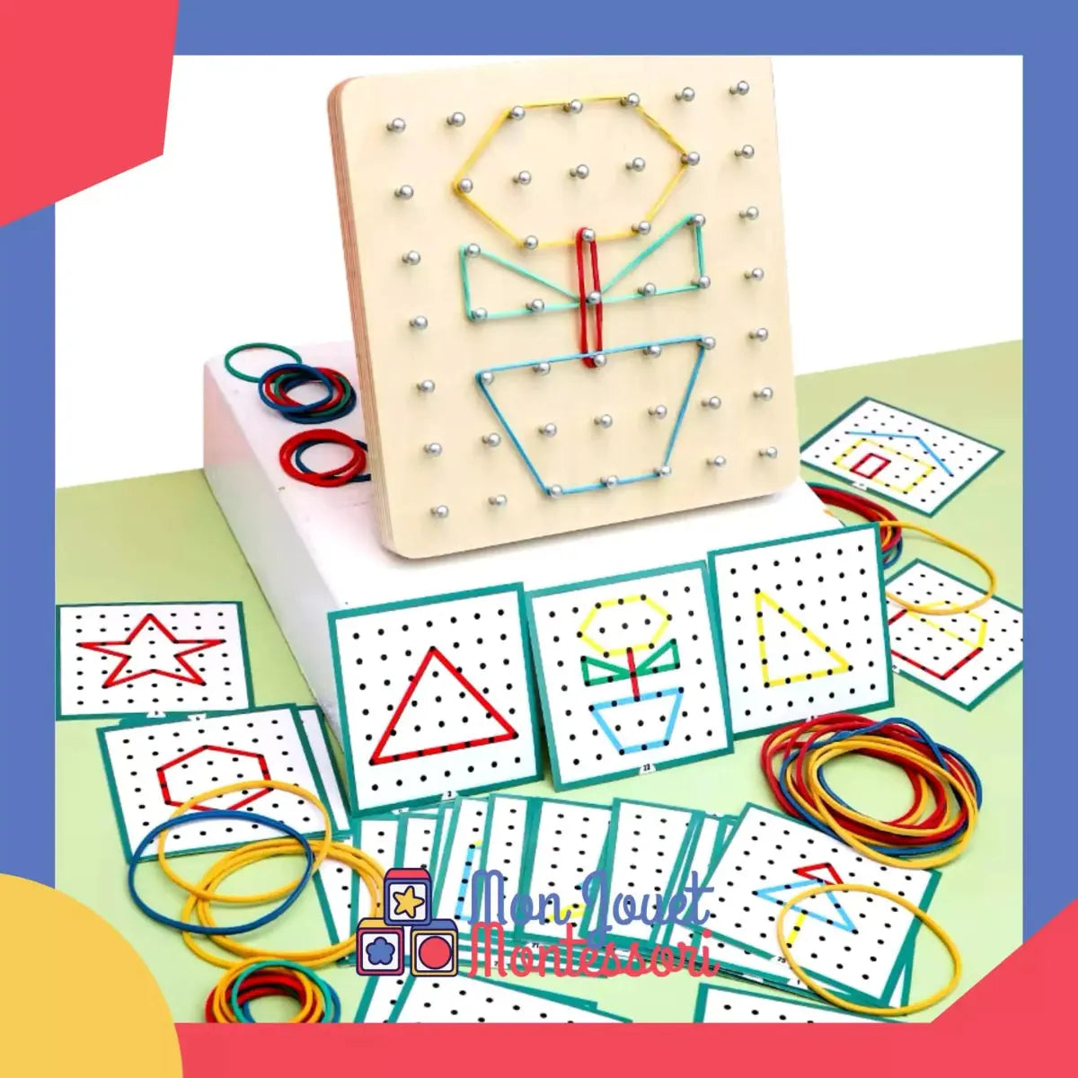 Géoboard en bois posé sur une table avec élastiques multicolores