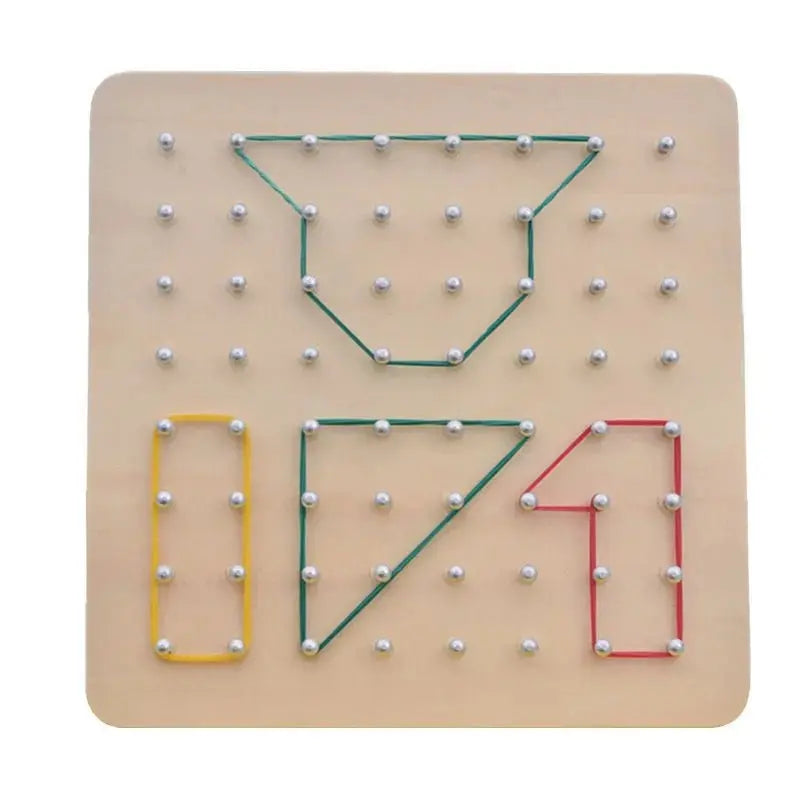 Géoboard en bois avec élastiques colorés sur fond blanc