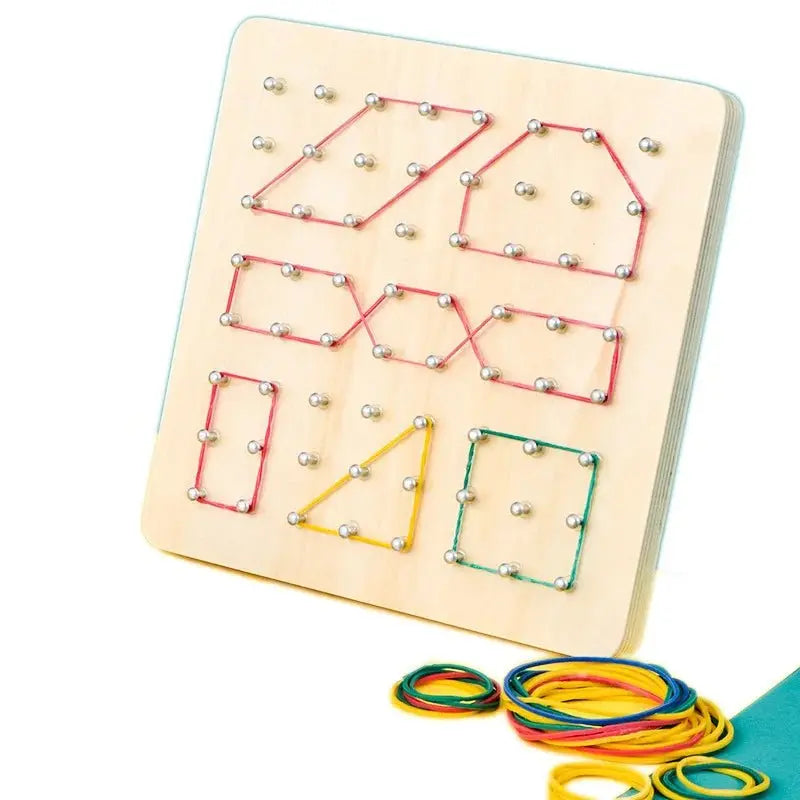 Enfant jouant avec un géoboard, créant des formes géométriques