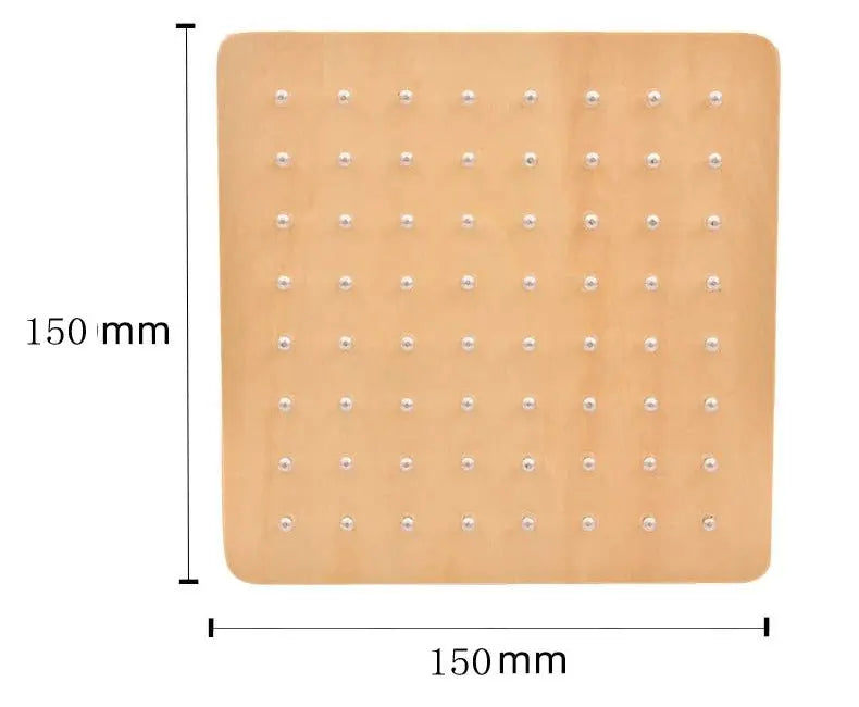 Zoom sur des mains d'enfant manipulant un géoboard