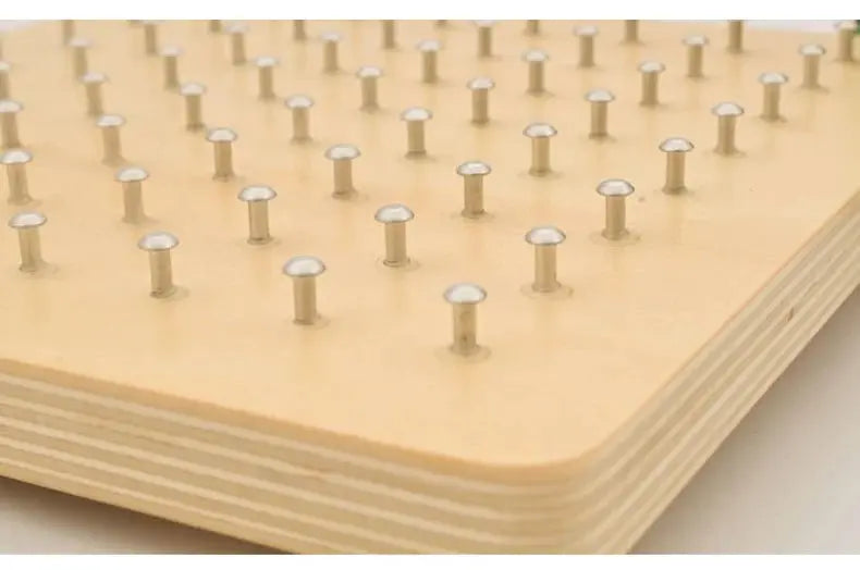 Vue de côté d'un géoboard en bois avec élastiques tendus