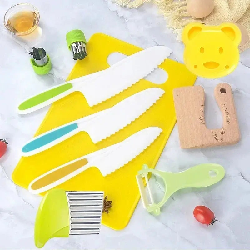 Gros plan sur des couteaux dentelés adaptés aux enfants