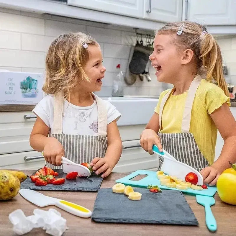 Vue de côté des ustensiles Montessori pour jeunes cuisiniers