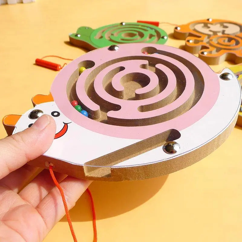 Labyrinthe en bois avec motifs d'animaux et billes multicolores
