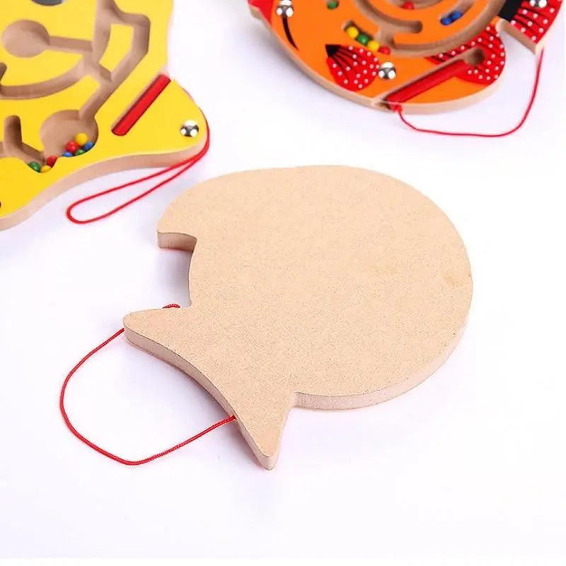 Labyrinthe en bois avec finitions lisses et motifs d'animaux