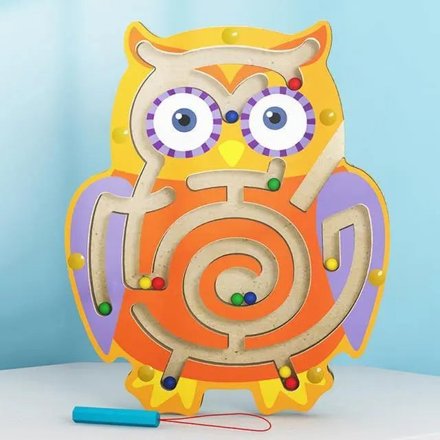 Labyrinthe en bois avec détails colorés et motifs d'animaux