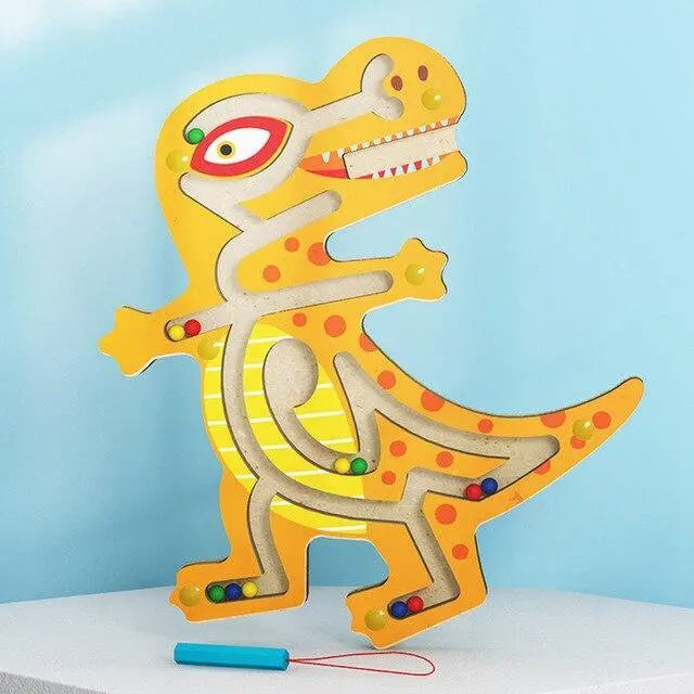 Enfant jouant avec un labyrinthe dinosaure en bois, concentré