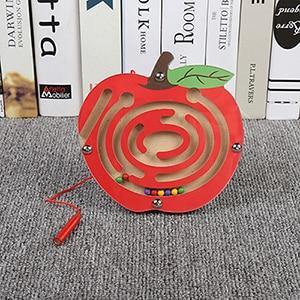 Gros plan sur un labyrinthe fruité en bois pour enfants