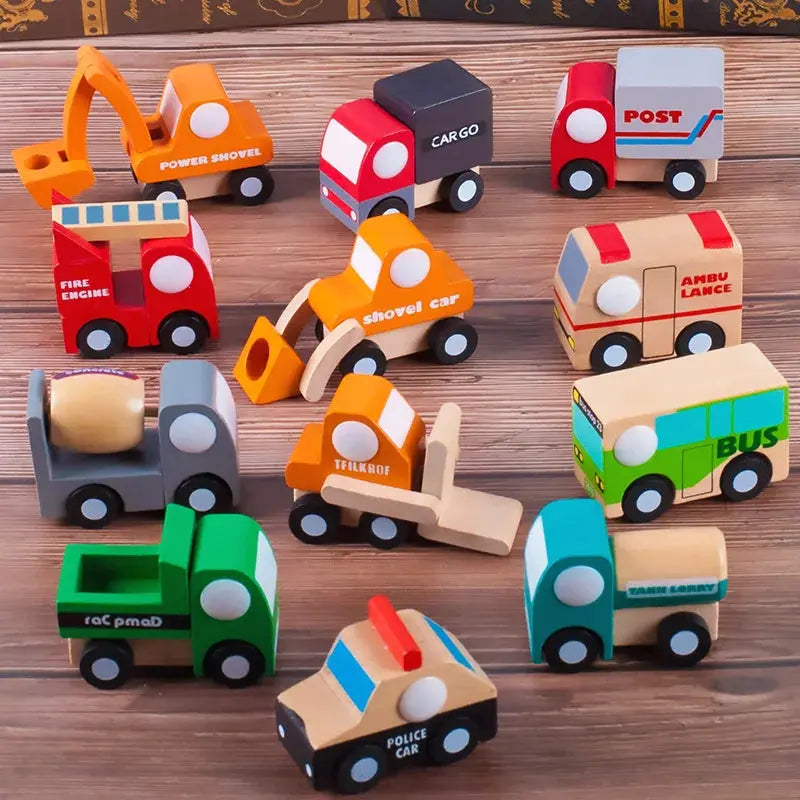 Mini voitures en bois disposées en cercle sur un sol clair