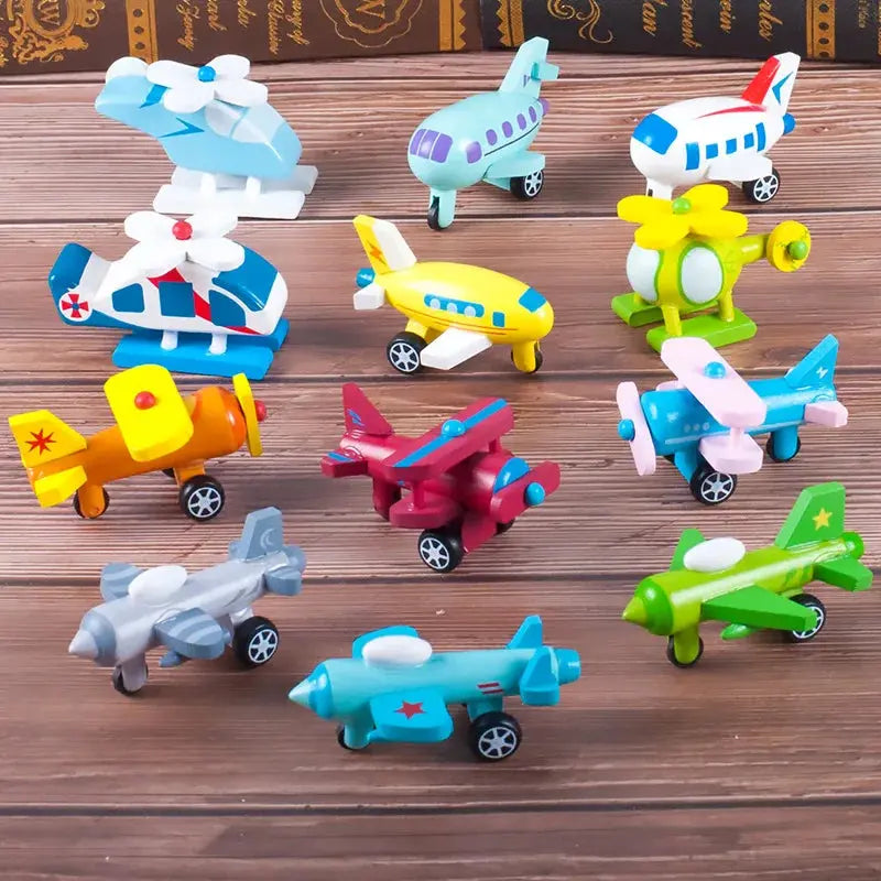 Douze mini voitures en bois colorées alignées sur une table