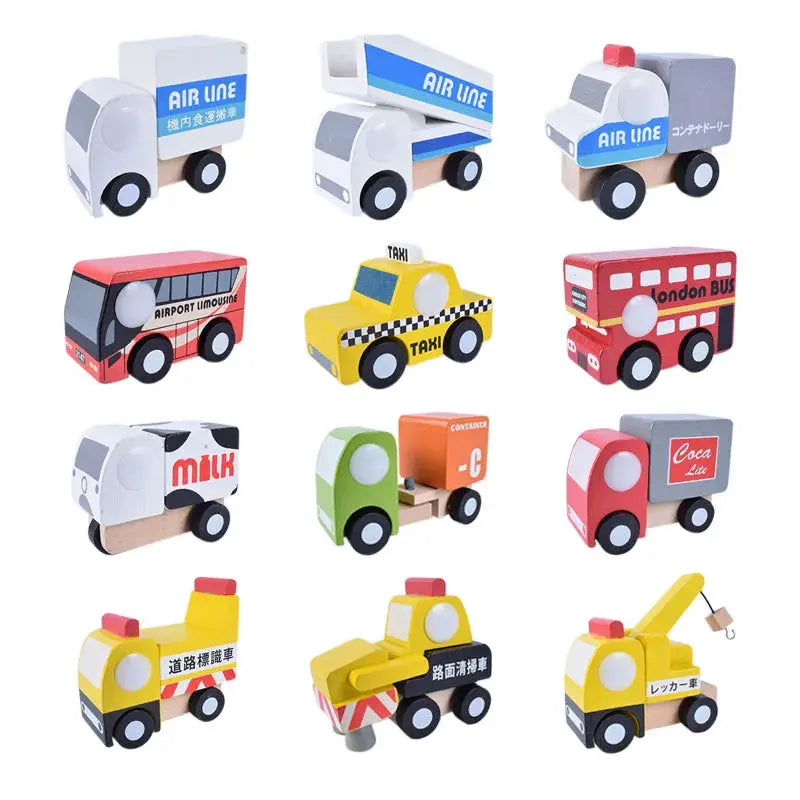 Collection de mini voitures en bois sur une étagère en bois