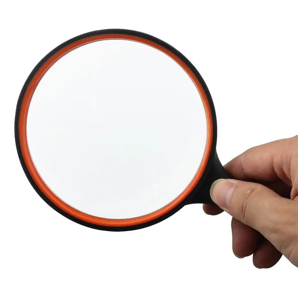Loupe x10 tenue par une main d'enfant, explorant une feuille