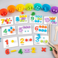 Main d'enfant manipulant des blocs en bois colorés pour jeu éducatif