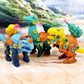 Enfant jouant avec un dinosaure construit, vue rapprochée