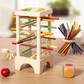 Enfant jouant avec un jeu de bâtons colorés en bois
