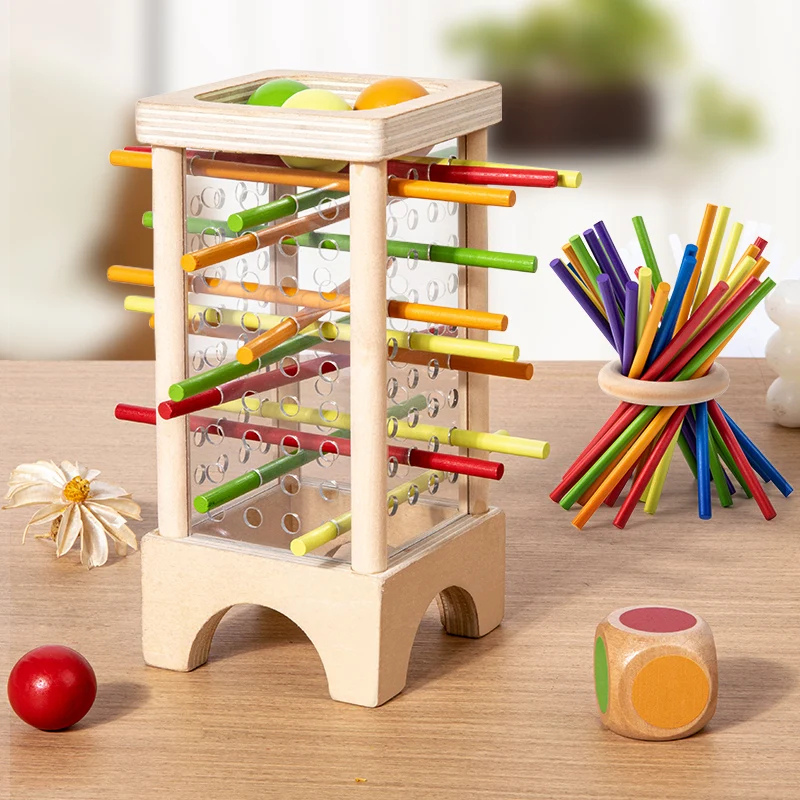 Enfant jouant avec un jeu de bâtons colorés en bois