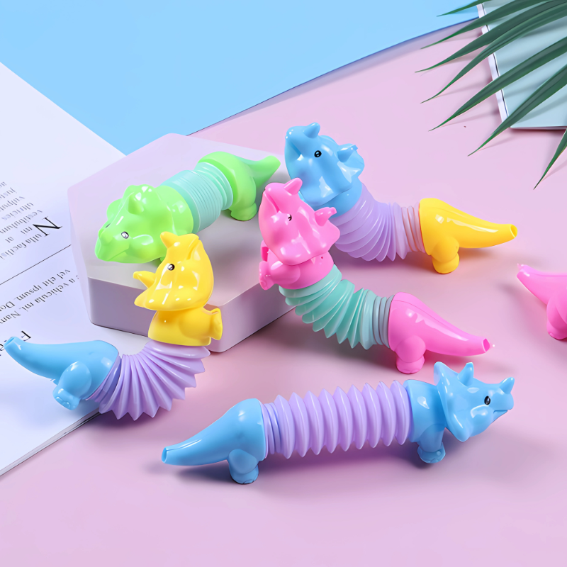 Enfant jouant avec un dinosaure coloré et flexible