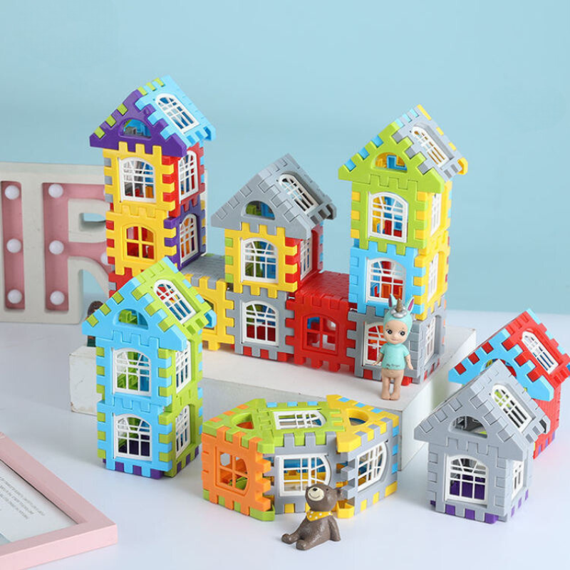 Enfant jouant avec des blocs Montessori colorés